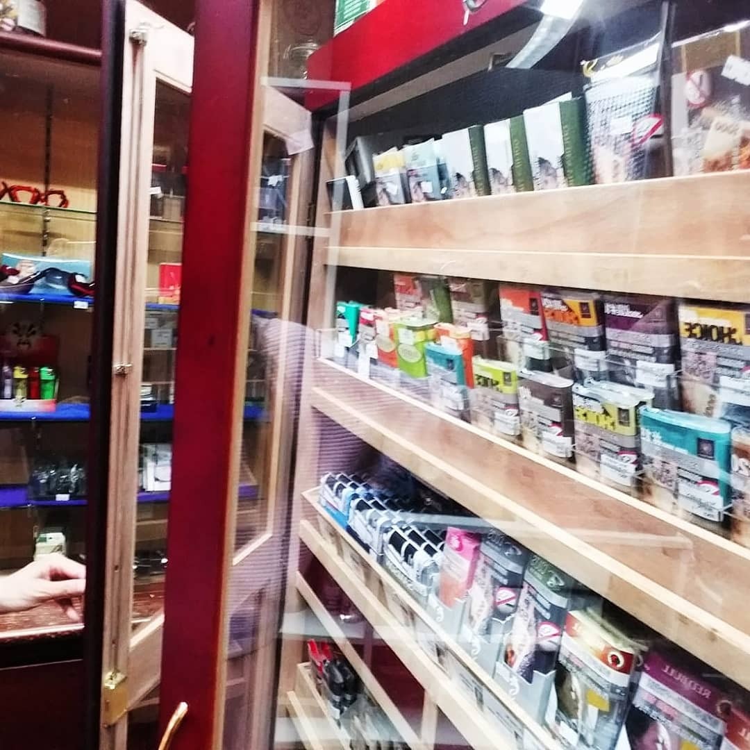 香港门市与网购分类页顶图,展示门市烟丝货架与店内陈列